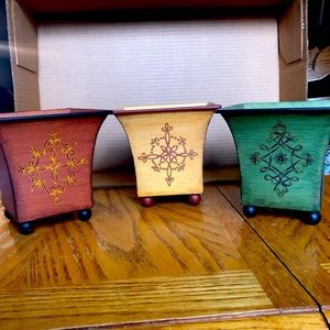 Southern Living at Home Tole Painted Pots Metal Planters Trio Ball Foot.